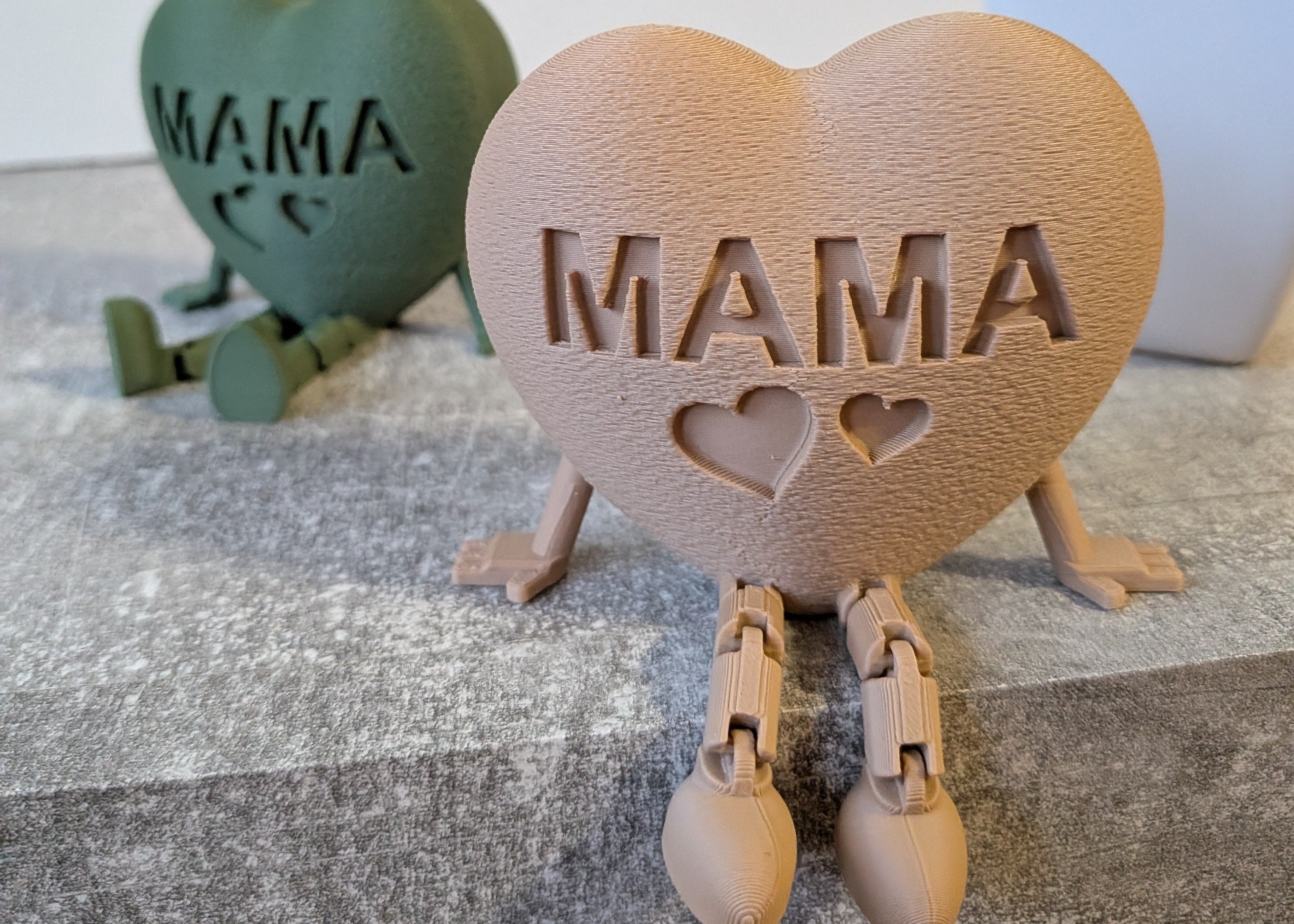„Mama-Herz“ mit Beinen – Ein Geschenk, das ein Lächeln zaubert 🌸