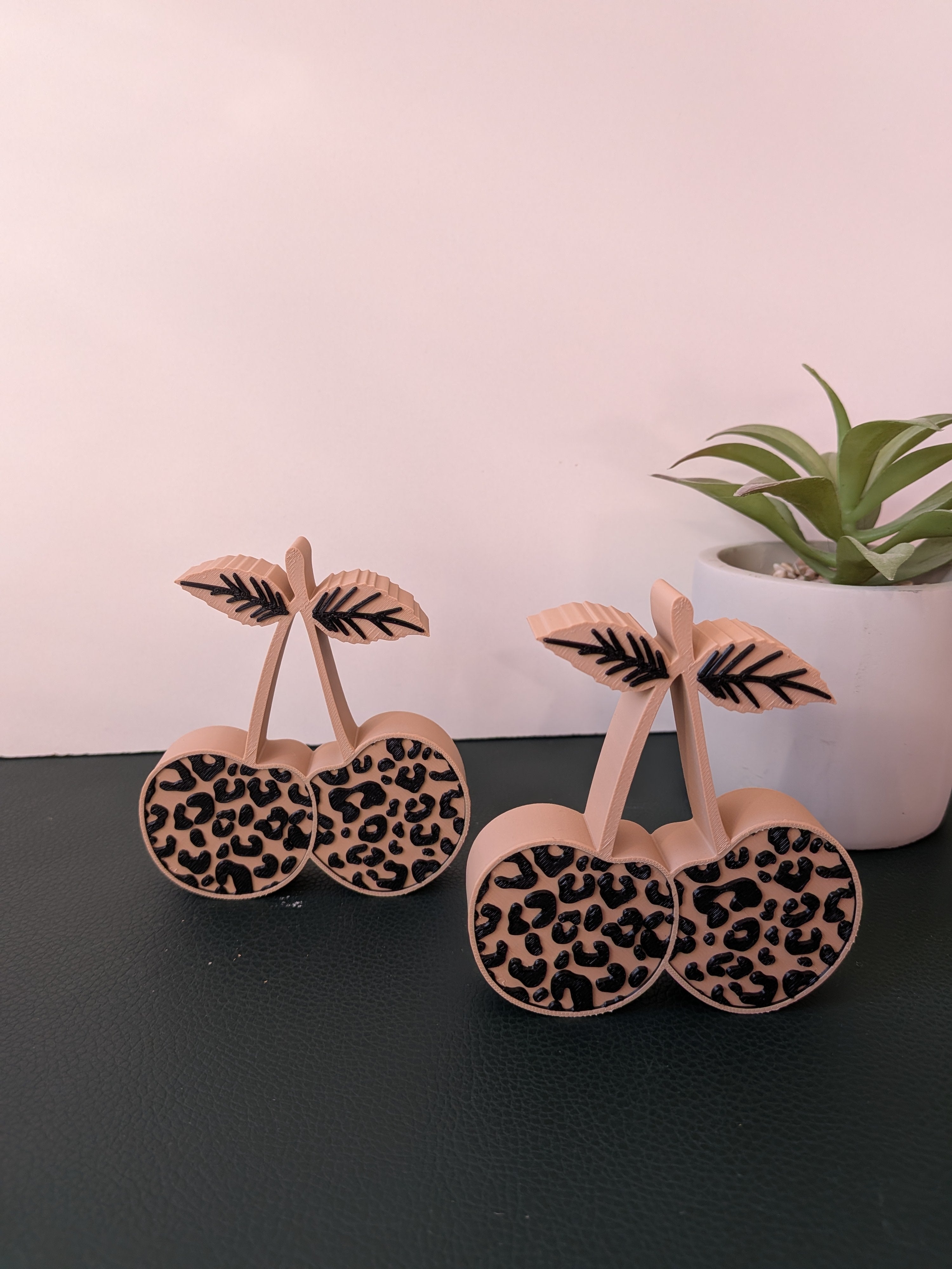 Deko-Kirsche „Wild Cherry“ im Leo-Look – Rockig, Modern, Einzigartig