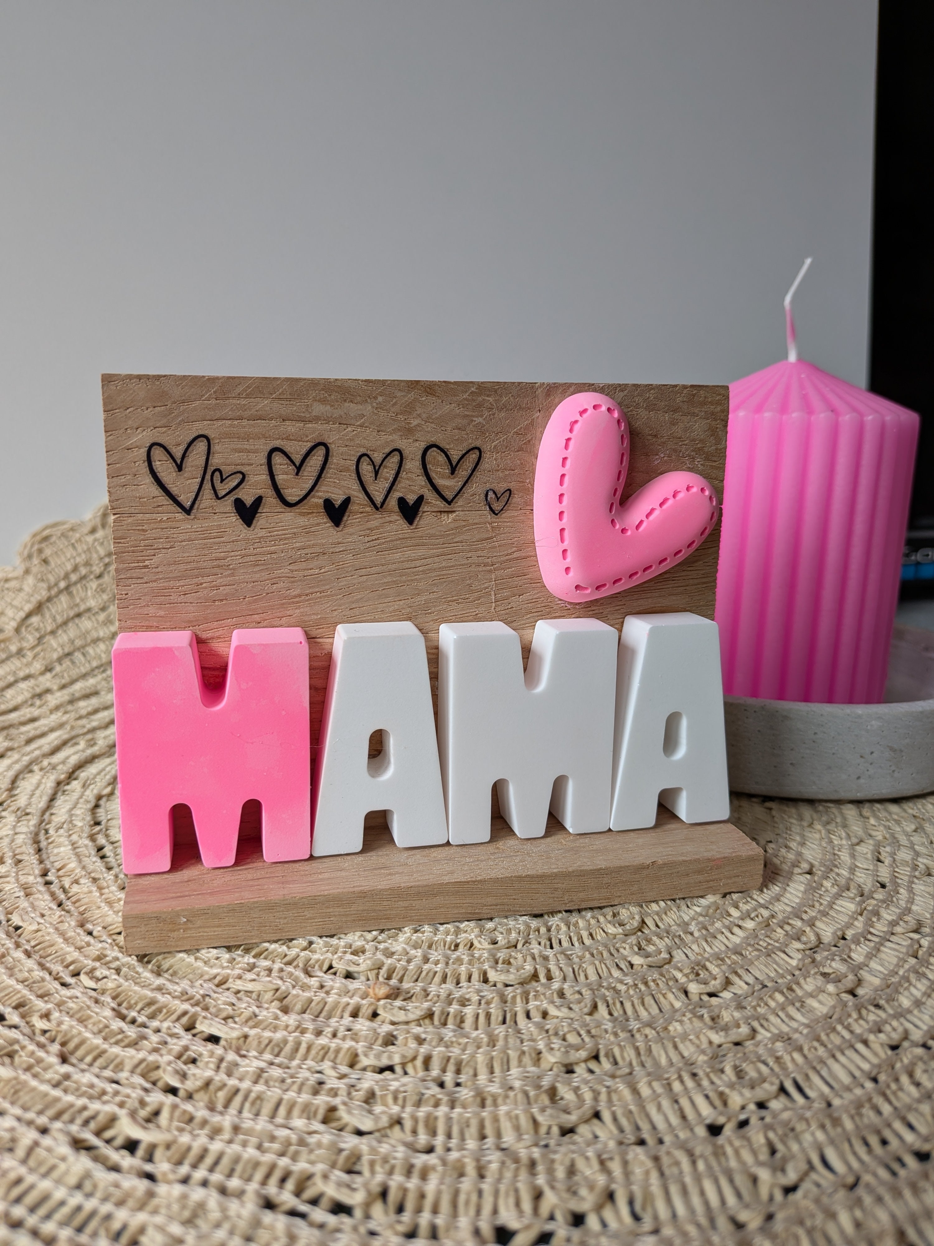 Keraflott-Holzaufsteller „MAMA“ mit Herzchen-Girlande
