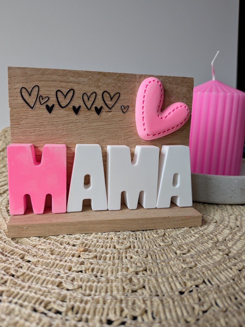Keraflott-Holzaufsteller „MAMA“ mit Herzchen-Girlande