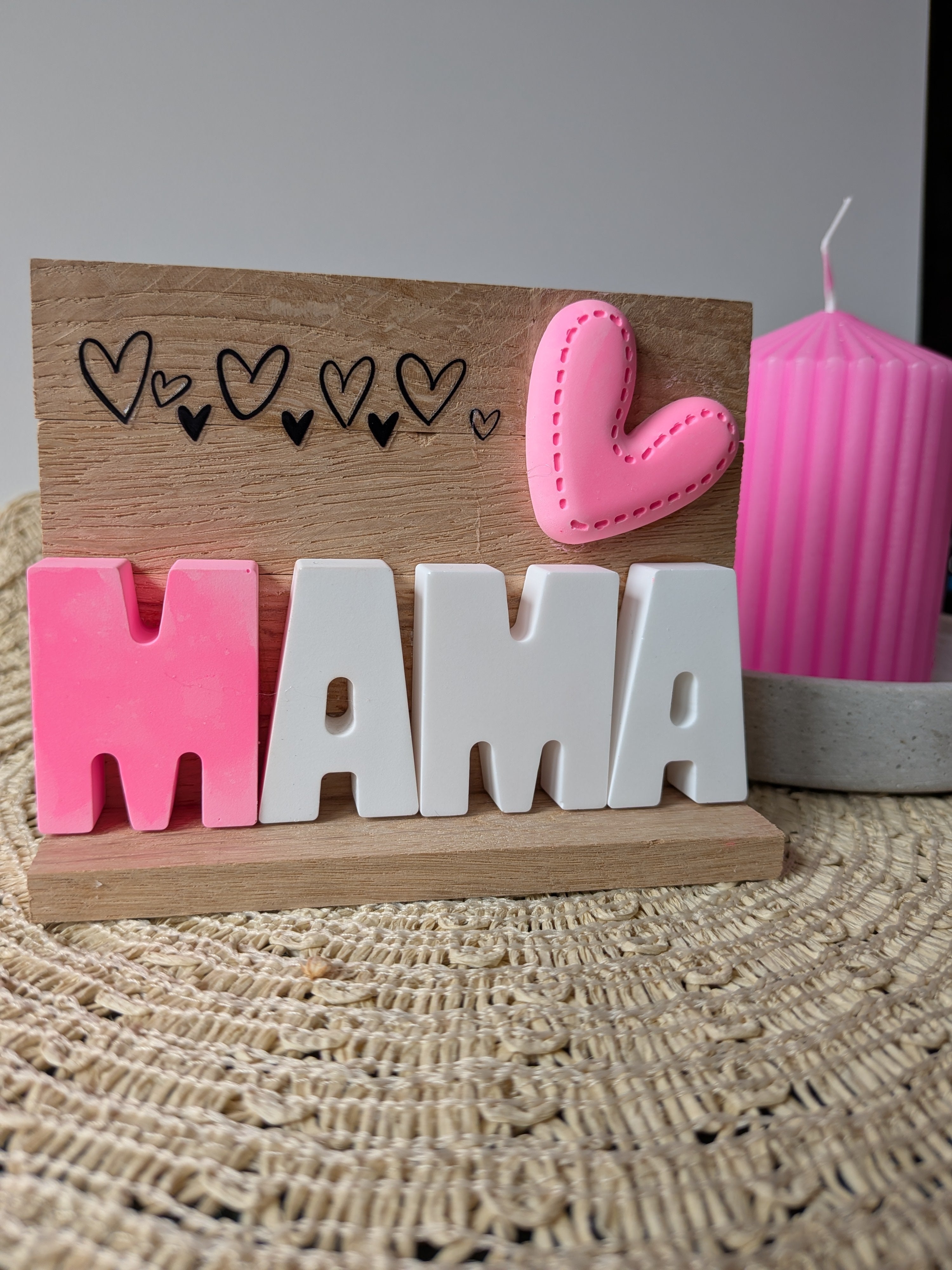 Keraflott-Holzaufsteller „MAMA“ mit Herzchen-Girlande