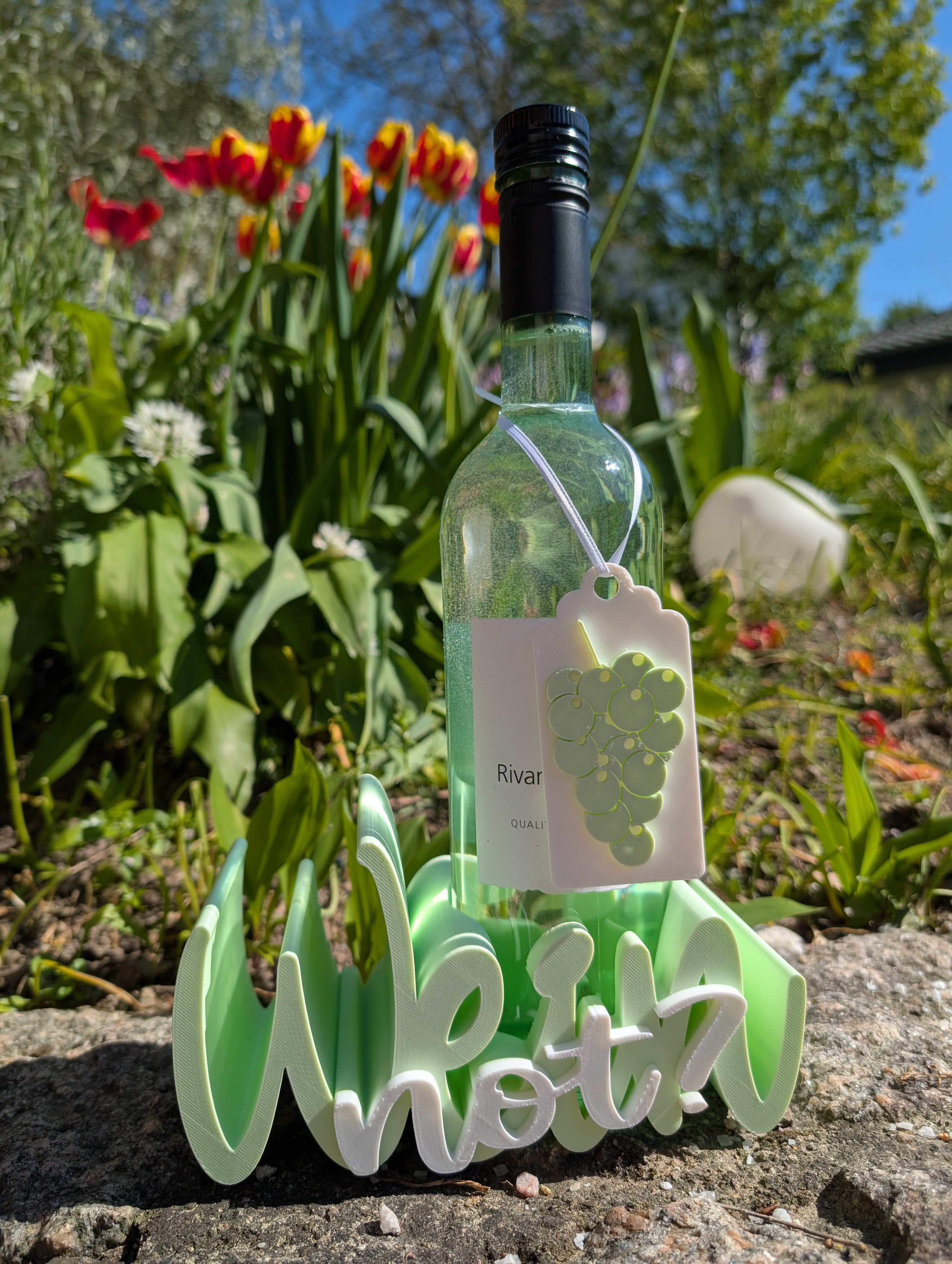Wein not? – Flaschenständer & Weinanhänger