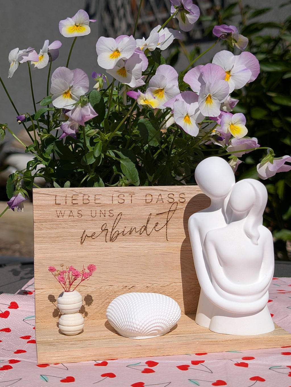 Holz-Aufsteller mit Keraflott-Figur – "Liebe ist das, was uns verbindet"