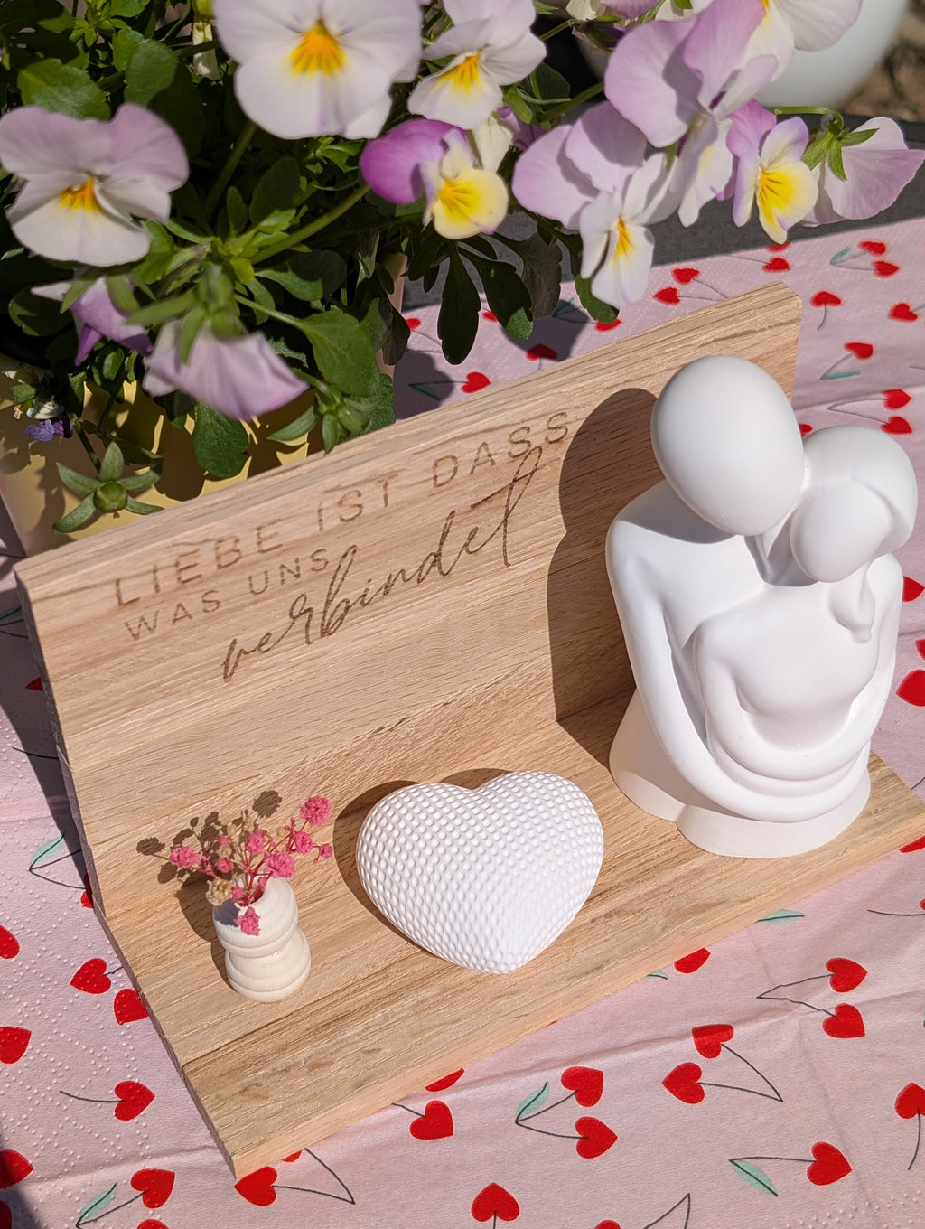 Holz-Aufsteller mit Keraflott-Figur – "Liebe ist das, was uns verbindet"