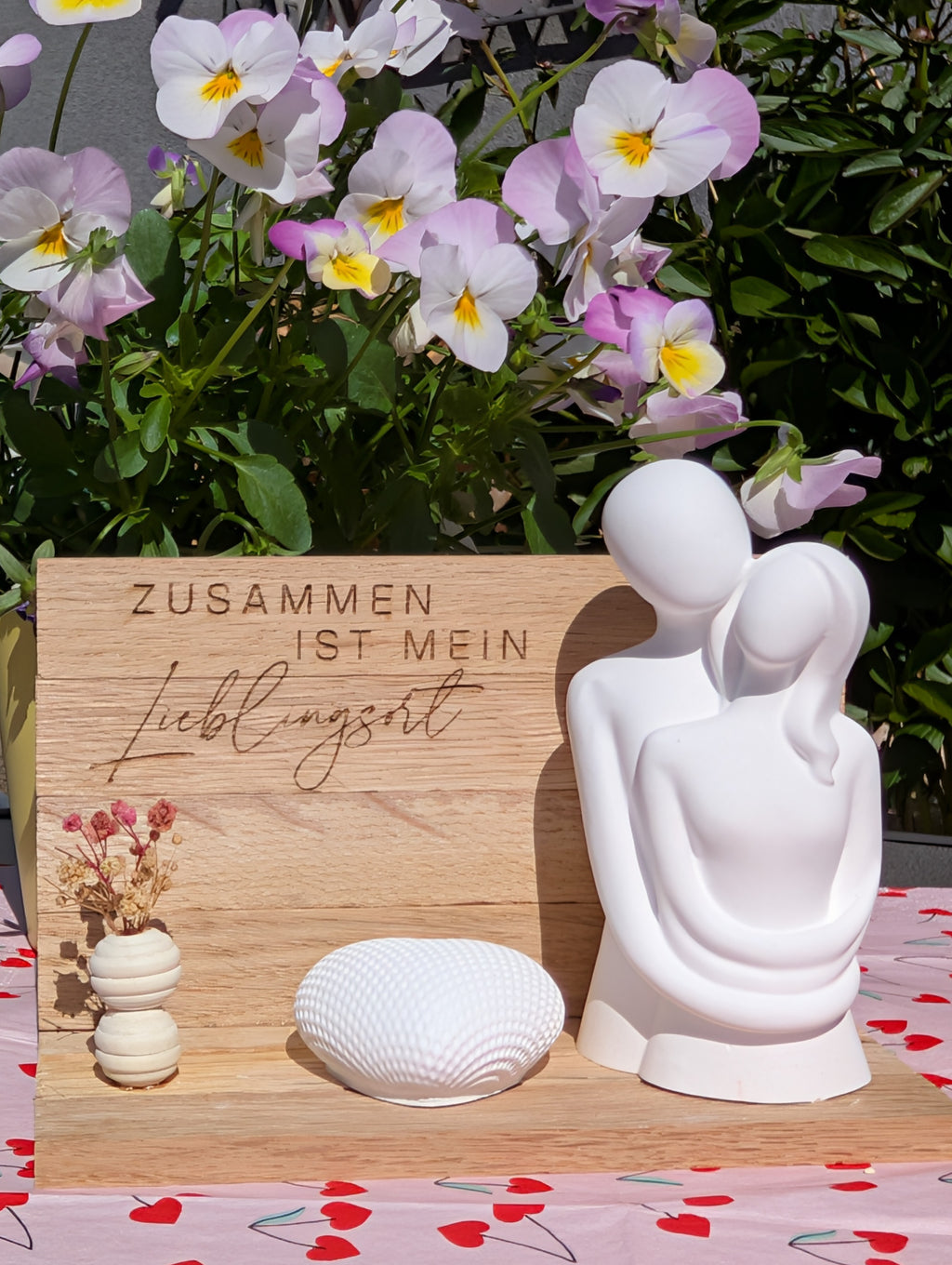 Holz-Aufsteller mit Keraflott-Figur – "Zusammen ist mein Lieblingsort"