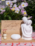 Holz-Aufsteller mit Keraflott-Figur – "Zusammen ist mein Lieblingsort"