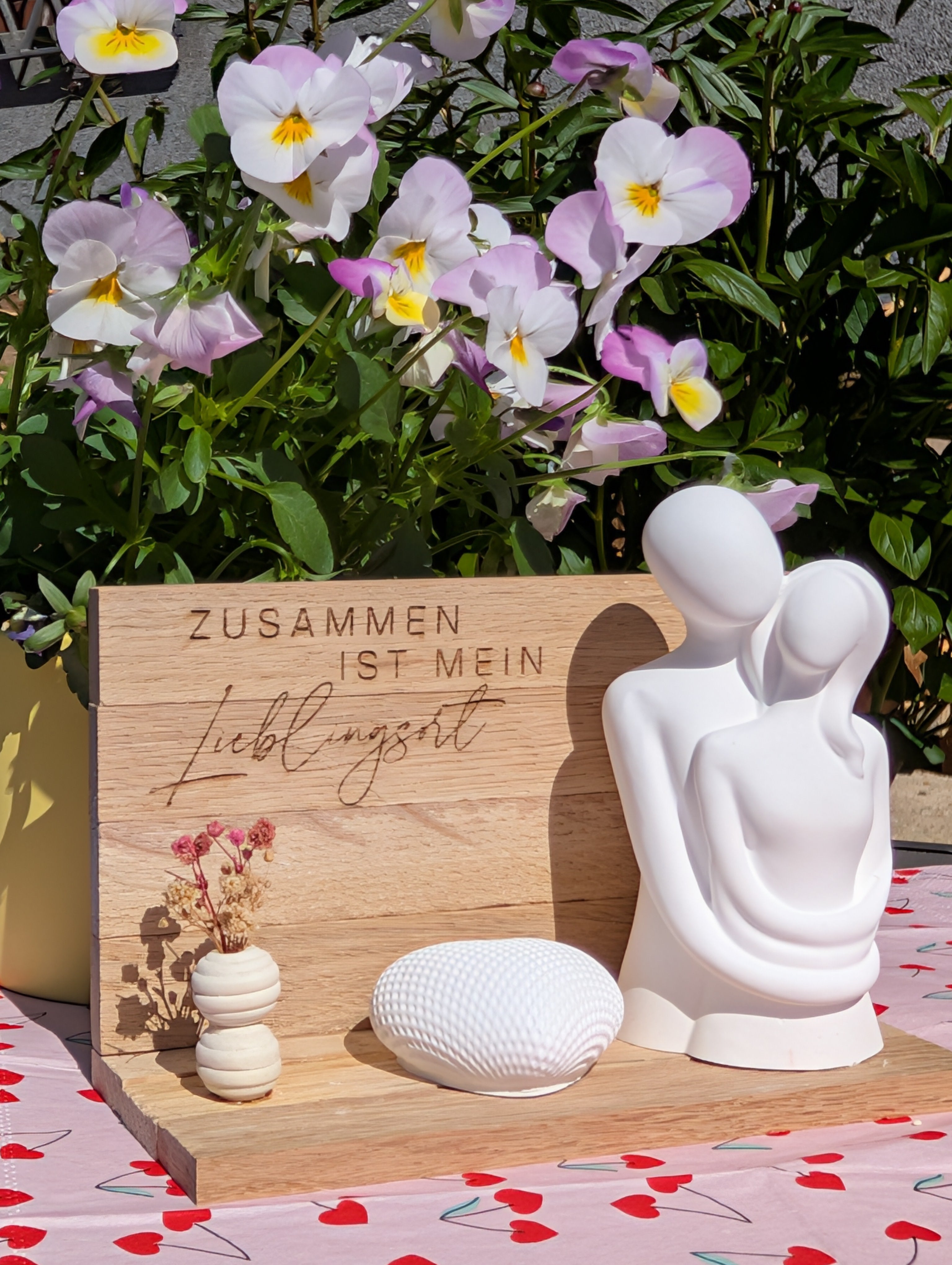 Holz-Aufsteller mit Keraflott-Figur – "Zusammen ist mein Lieblingsort"