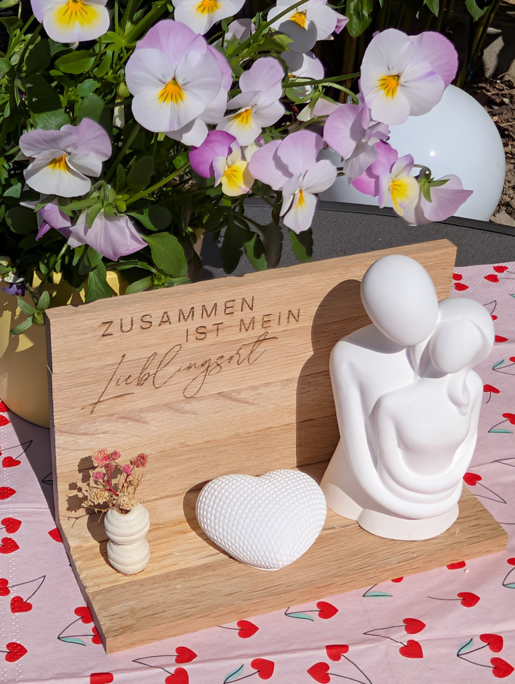 Holz-Aufsteller mit Keraflott-Figur – "Zusammen ist mein Lieblingsort"